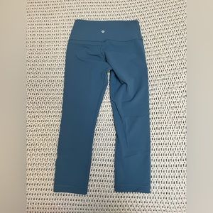 Lululemon size 6 blue cropped tights with inside pocket